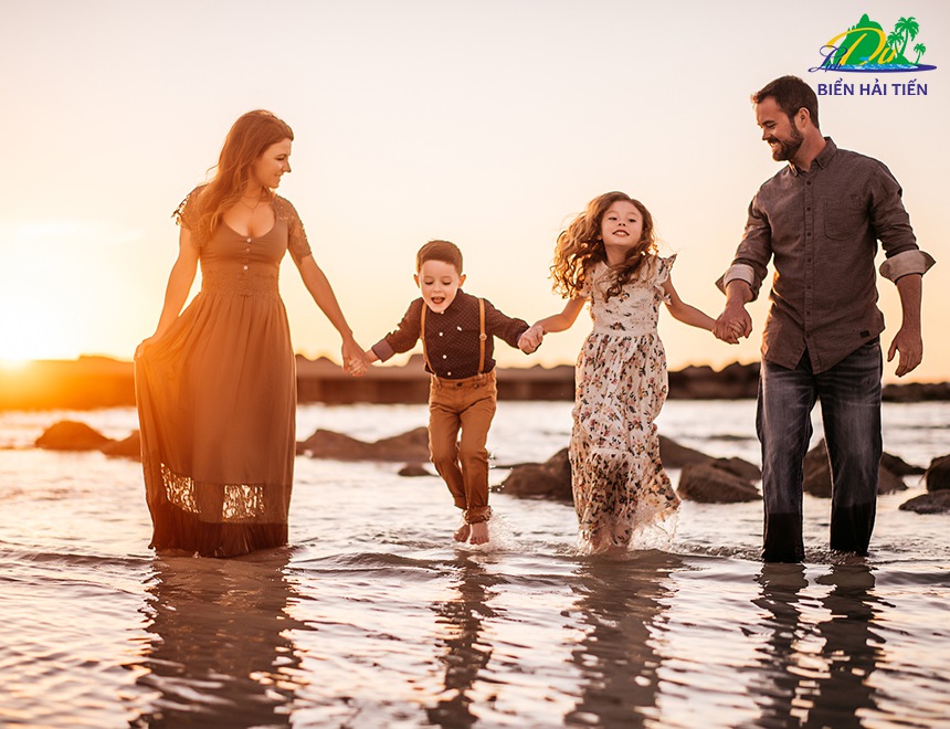 +101 Cách tạo dáng chụp ảnh gia đình ở biển đẹp "nghìn like"
