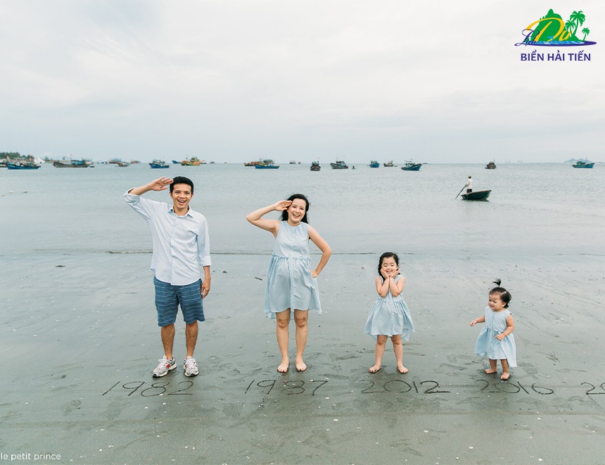 101 Cách tạo dáng chụp ảnh gia đình ở biển đẹp 
