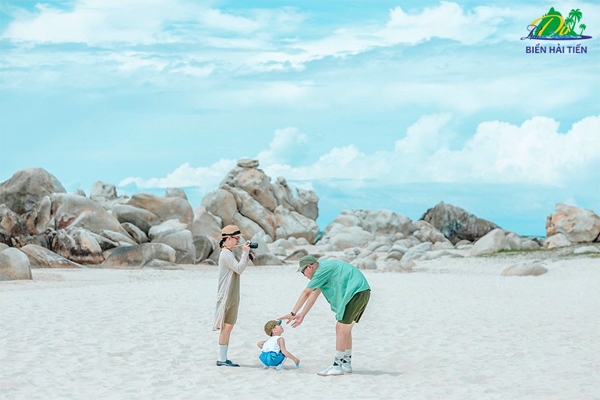 Bãi đá biển Hải Tiến ở đâu? 30+ hình ảnh bãi đá Hải Tiến đẹp nhất