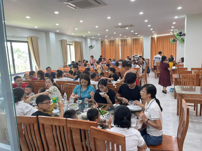 Nhà hàng hải sản Long Hải biển Hải Tiến: quán ăn ngon hút khách